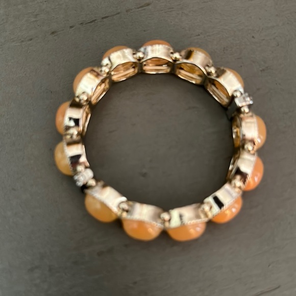 Peach colored beaded bracelet - Picture 2 of 4